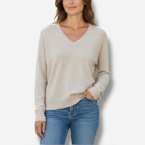 🌸BCBG🌸 V-neck Dolman Sleeve Sweater Size Medium